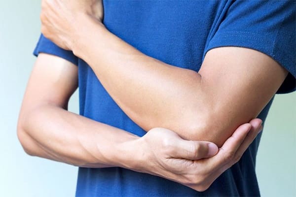 تنیس البو (آرنج تنیس بازان) چه نشانه هایی دارد و چگونه درمان می‌شود؟