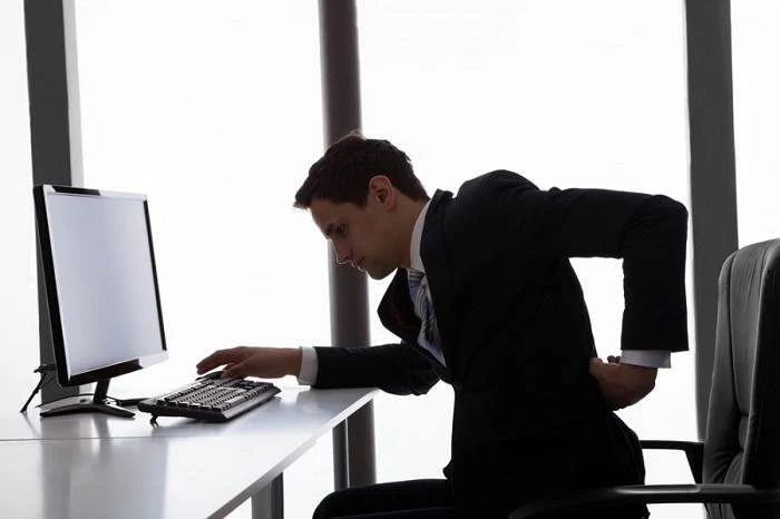 عوارض ناشی از بد نشستن و راه های جلوگیری از آن
