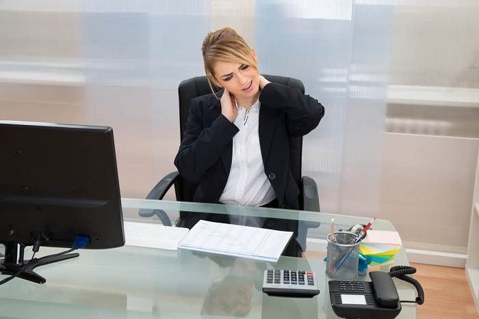 جلوگیری از کمر درد و گردن درد هنگام نشستن پشت میز کار