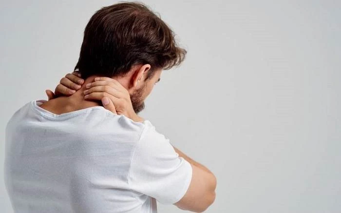 علائم و درمان پارگی دیسک گردن با فیزیوتراپی، جراحی و روش‌های دیگر