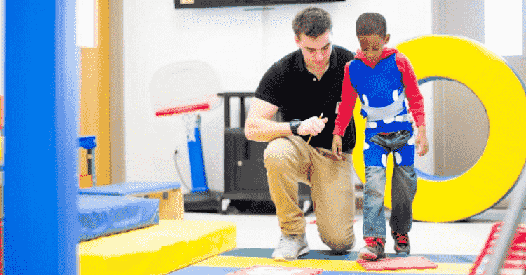 توانبخشی فلج مغزی شامل چه درمانهایی است؟