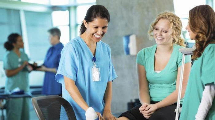 متخصص طب فیزیکی و توانبخشی کیست و چه کاری انجام می‌دهد؟
